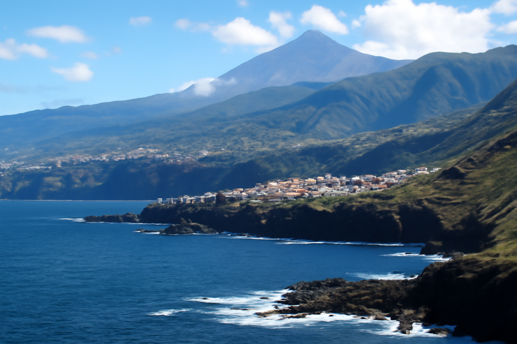 Panoramaaufnahme der Küste von Teneriffa mit Bergen.