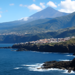 Panoramaaufnahme der Küste von Teneriffa mit Bergen.