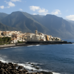 Küstenansicht von Teneriffa mit Bergen und blauem Himmel.